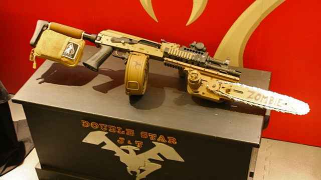 Le Doublestar Zombie-X AK-47 - Un fusil d'assaut équipé d'une baïonnette tronçonneuse