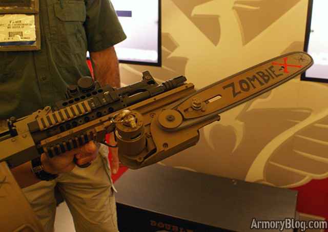 Le Doublestar Zombie-X AK-47 - Un fusil d'assaut équipé d'une baïonnette tronçonneuse