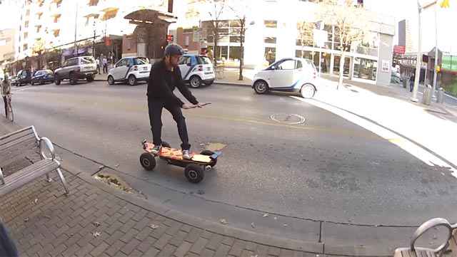 Un skateboard à moteur piloté avec Kinect