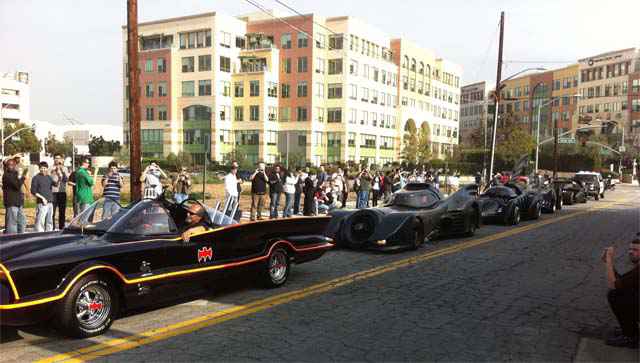 Un défilé de Batmobile