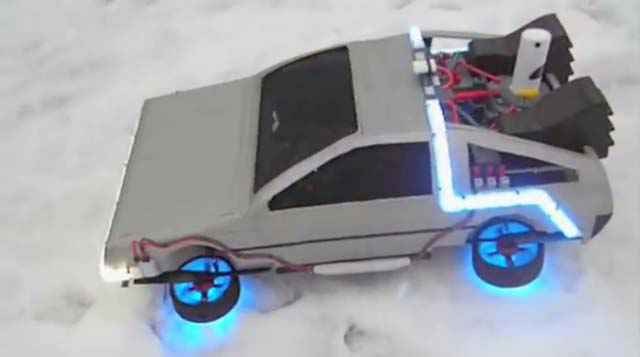 Une DeLorean volante construite autour d'un drone Quadrirotor