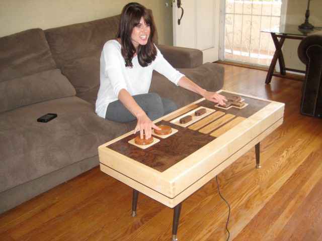 Jouez et tentez de remporter une table basse en forme de manette Nintendo en bois