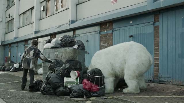 Greenpeace - Un ours polaire sans abri à Londres