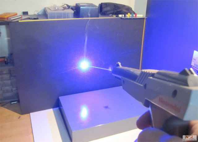 Un NES Zapper transformé en véritable pistolet laser
