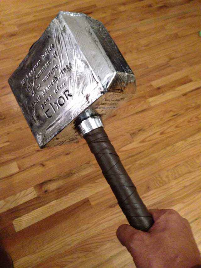 Combien pèse Mjöllnir, le célèbre marteau de Thor? 