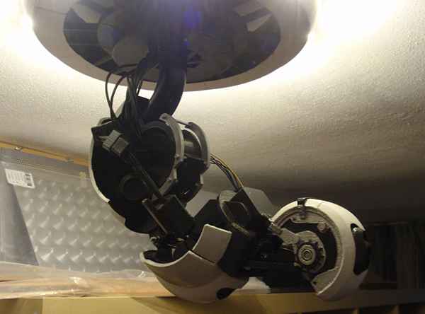 portal-glados-arm-lamp-3