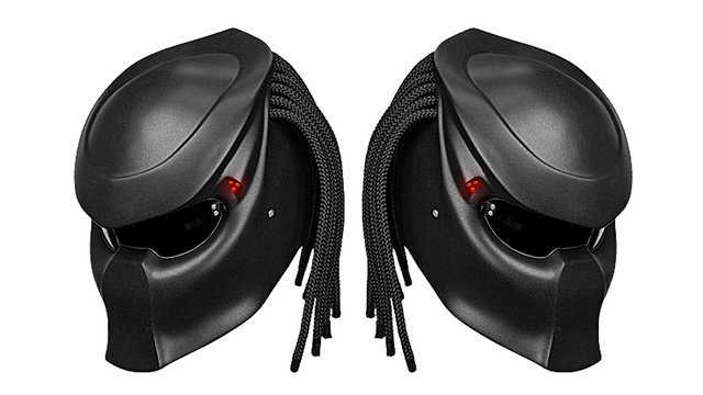 Un casque de moto Predator