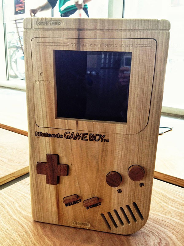 Une Gameboy géante et fonctionnelle en bois 