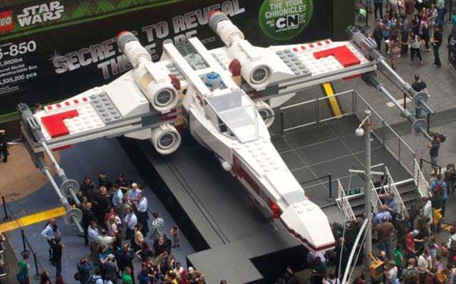 Un X-Wing grandeur nature en Lego en plein Time Square