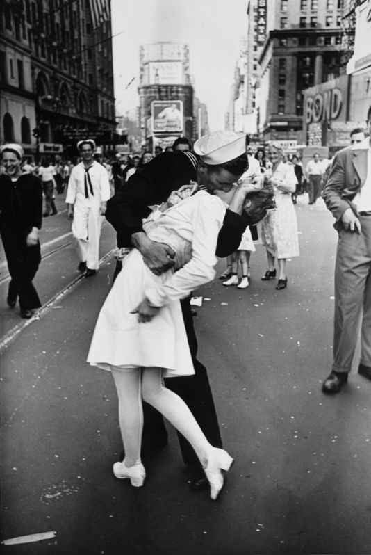 Alfred_Eisenstaedt_time_square_kiss_1945_newyork_neozone2016