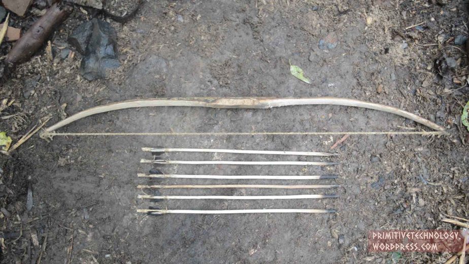 Comment fabriquer un arc en bois (Primitive Technology)