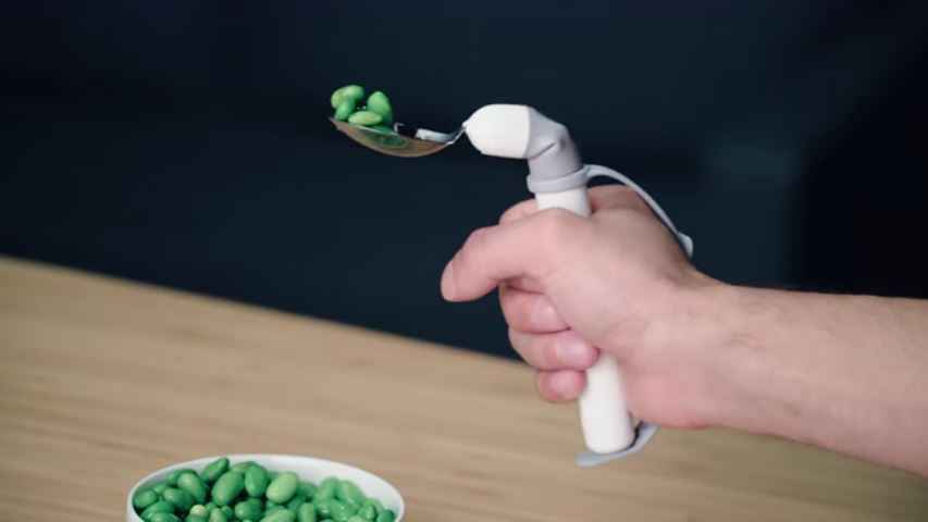 Cette cuillère qui compense les tremblements pourrait changer la vie des personnes atteintes de Parkinson