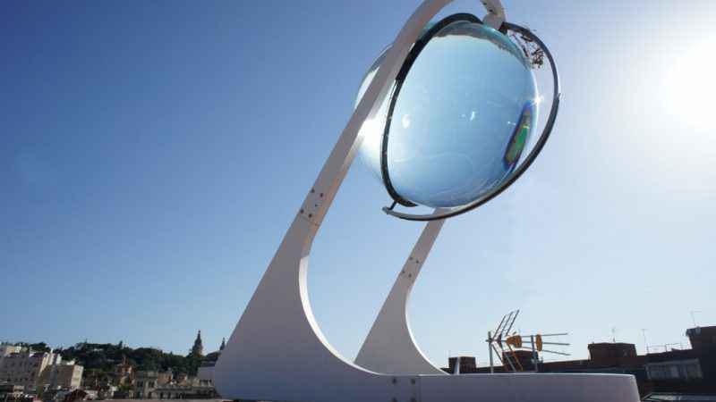 Rawlemon, la sphère qui démultiplie l’énergie solaire reçue sur un panneau Rawlemon-007-800x450