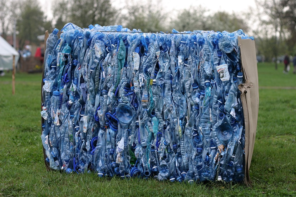 Faut-il en finir définitivement avec les bouteilles en plastique ?