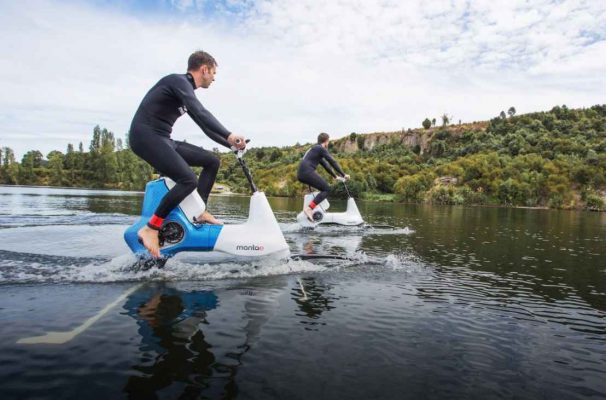 Manta5 Hydrofoiler, un vélo aquatique permettant de pédaler sur l'eau