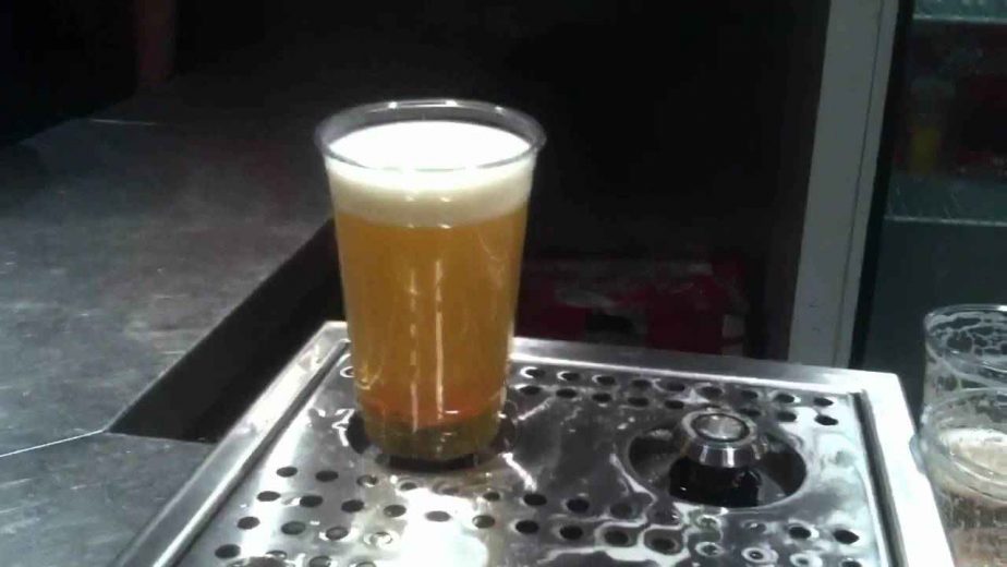 GrinOn Bottoms Up Beer, une tireuse à bière qui remplit les verres par le bas