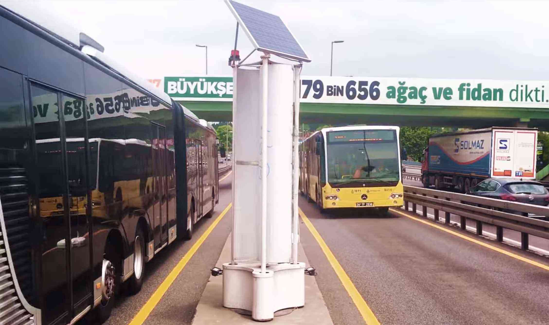 DEVECITECH : Enlil, l’éolienne qui utilise le vent du trafic routier pour créer de l’électricité