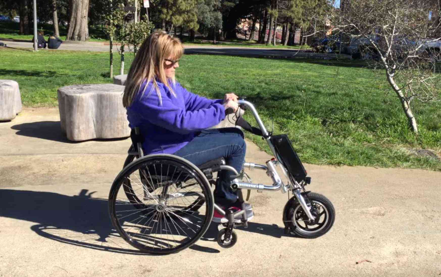 Firefly, guidon et troisième roue électrique pour les fauteuils roulants