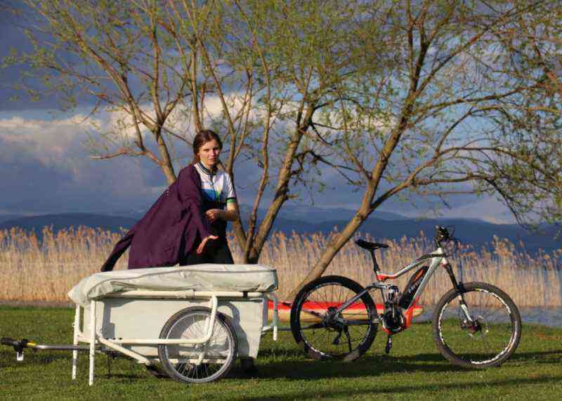 B-Turtle, une caravane gonflable posée sur une remorque à vélo