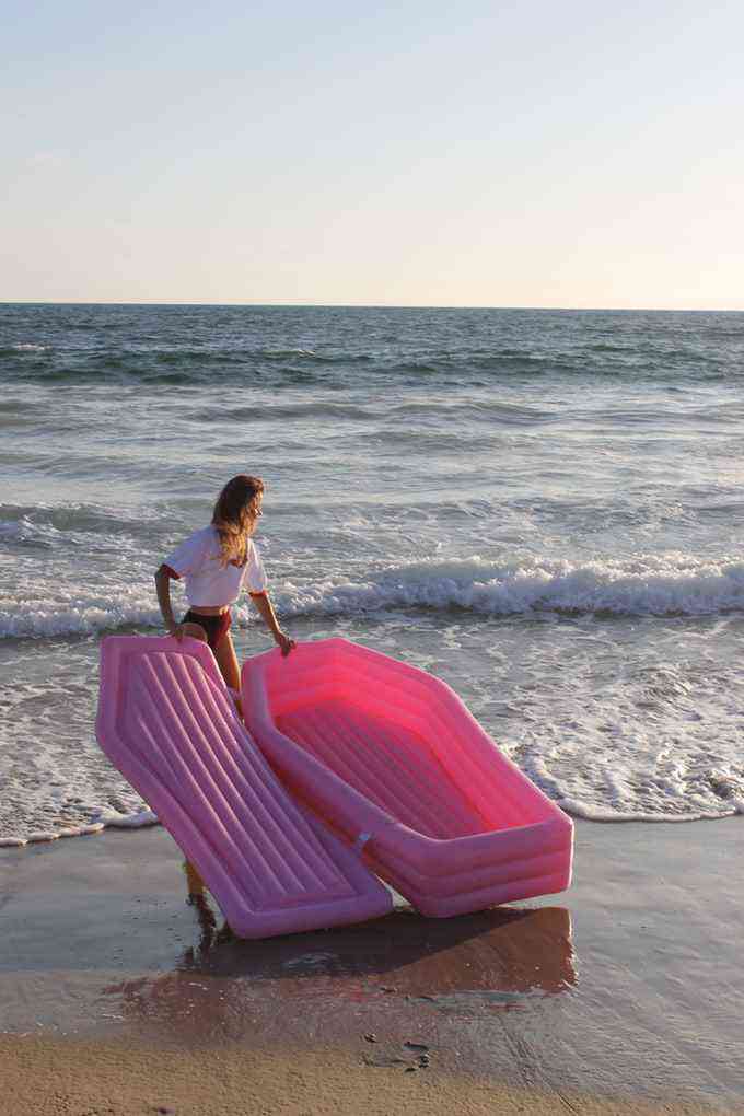 Pom Pom Floats, le matelas de plage gonflable en forme de cercueil rose (avec couvercle)