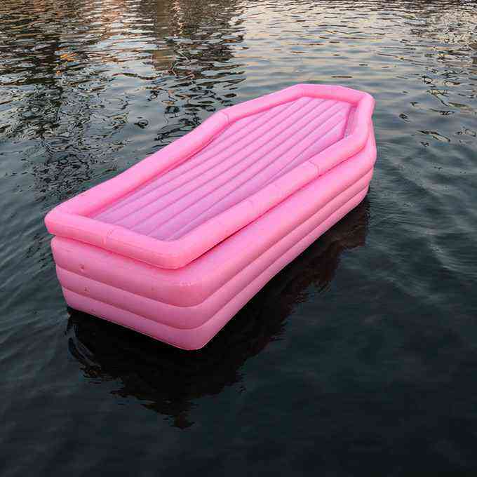 Pom Pom Floats, le matelas de plage gonflable en forme de cercueil rose (avec couvercle)