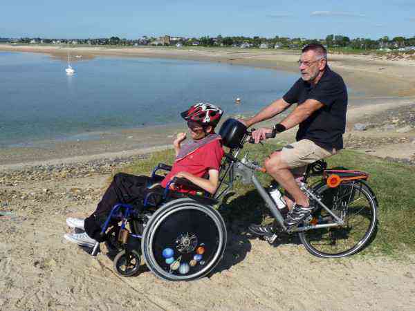 Le « guidon HCP », l’invention géniale qui permet d’associer un fauteuil roulant à un vélo