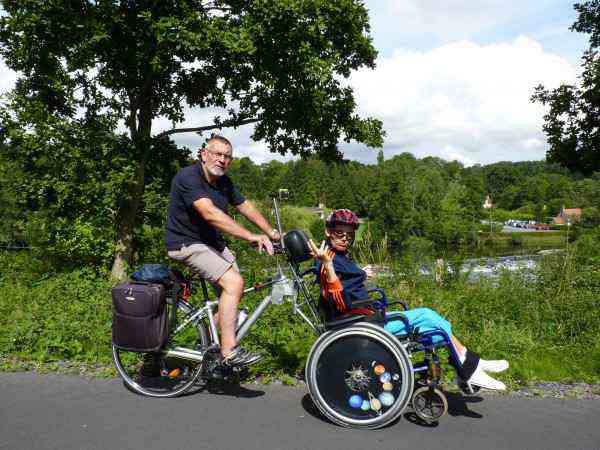 Le « guidon HCP », l’invention géniale qui permet d’associer un fauteuil roulant à un vélo