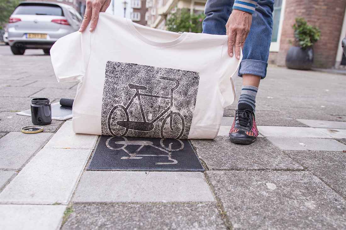Un collectif allemand imprime ses vêtements sur les plaques d’égouts des grandes villes