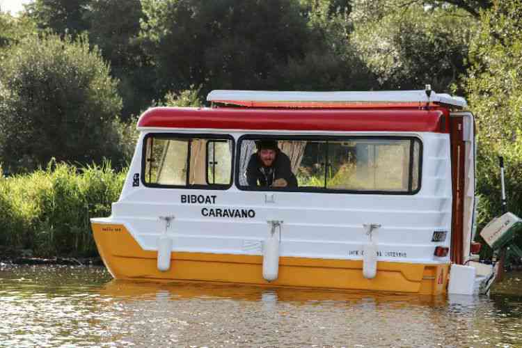 Un rarissime bateau caravane Bi-boat de 1986 a descendu l’Erdre pour son festival
