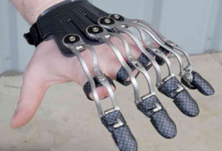 Naked Prosthetics, les prothèses de mains biomécaniques redoutablement efficaces