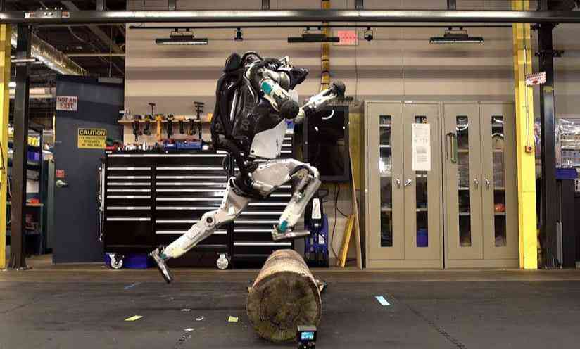 Le robot Atlas de Boston Dynamics est maintenant capable de faire du parkour.