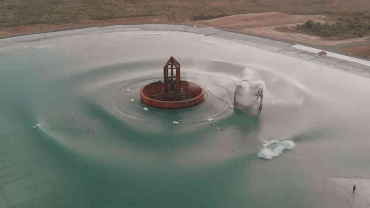 5 waves : Surf Lakes, l’impressionnante machine à vague tout droit sorti d’un film de Mad Max