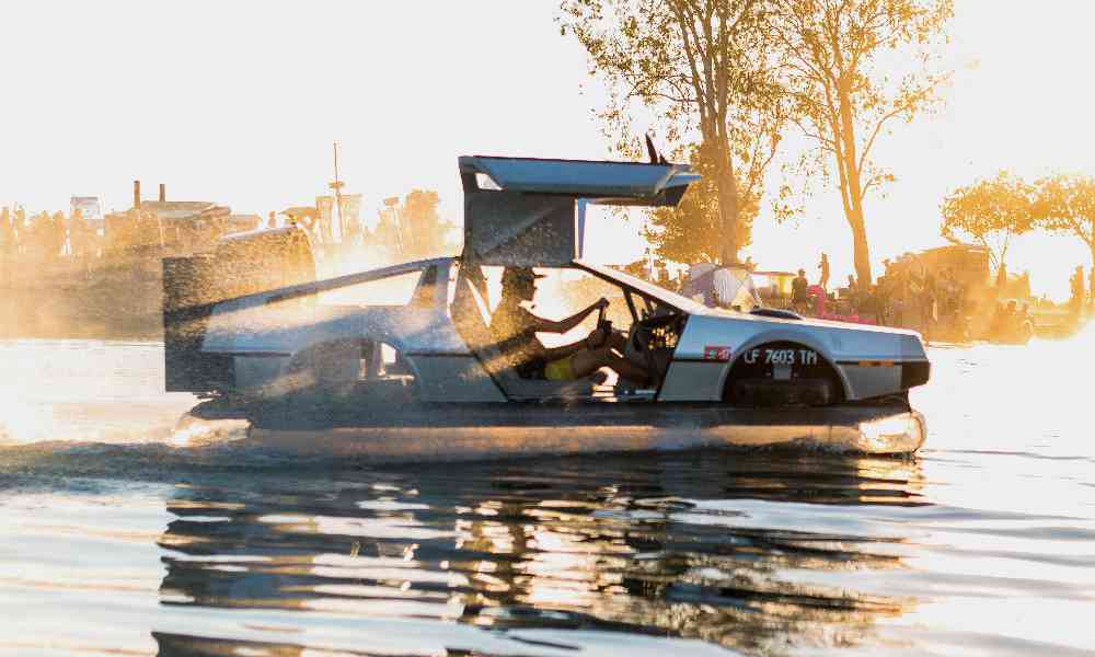 Cette DeLorean aéroglisseur n'a pas besoin de route