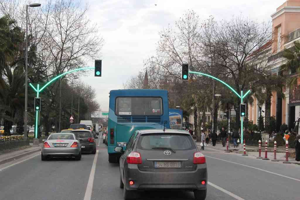 Certains feux tricolores en Turquie s'illuminent sur toute la longueur des poteaux