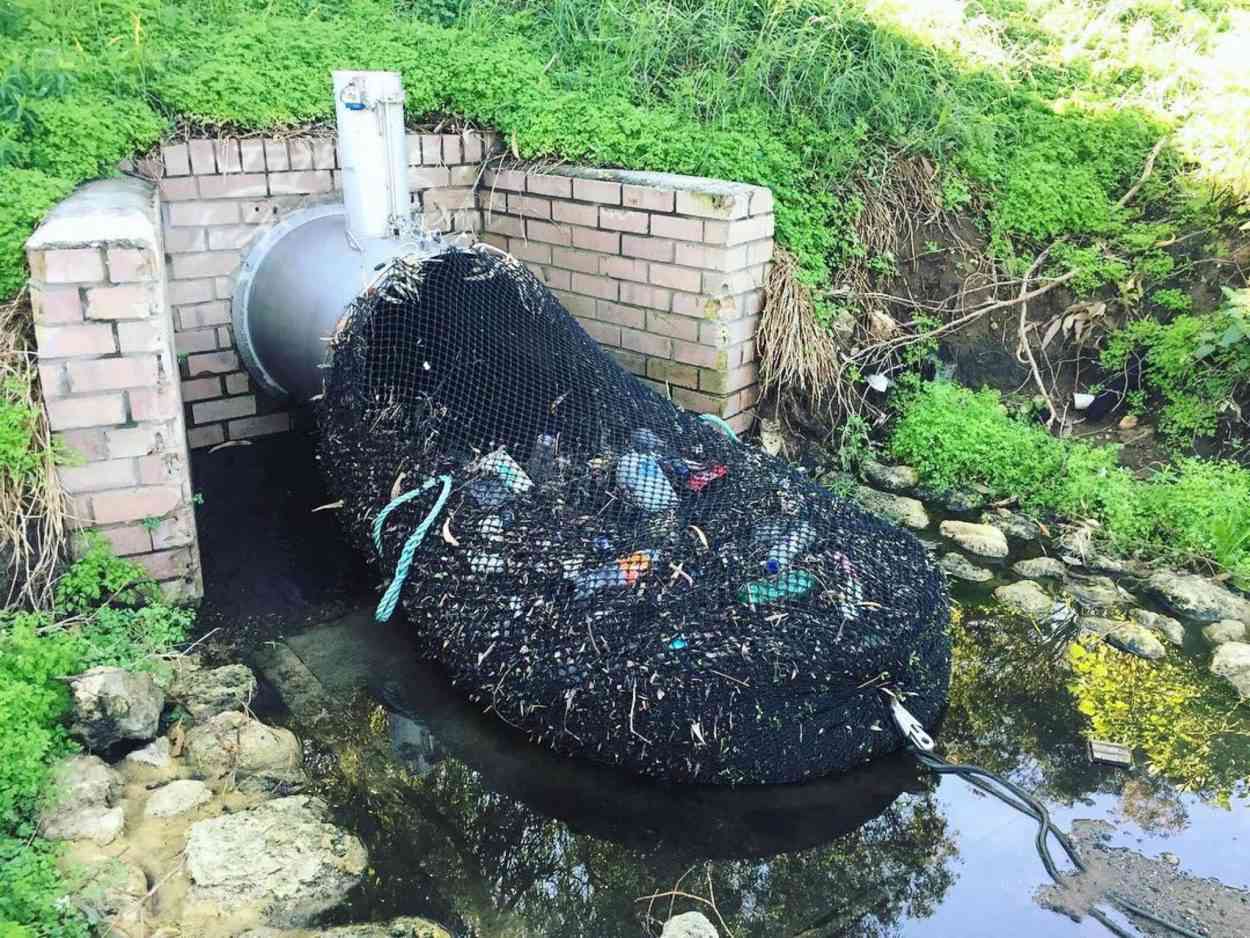 D'immenses filets à la sortie des égouts pour endiguer la pollution des fleuves