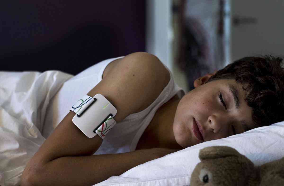 Nightwatch, le bracelet pour détecter les crises d'épilepsie nocturnes