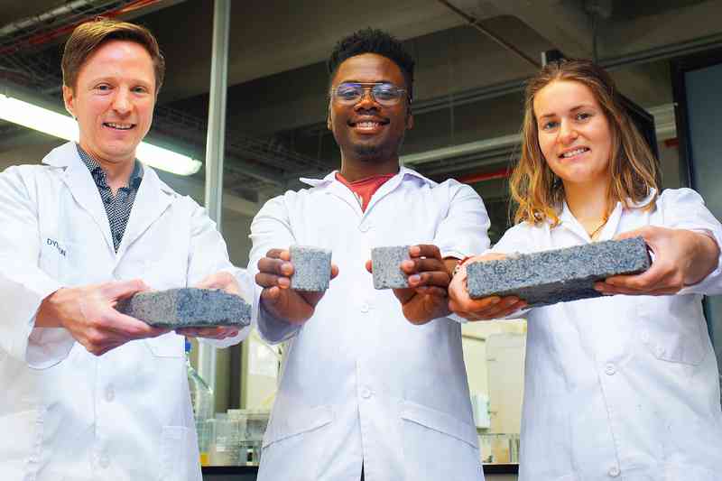 Ils inventent une brique de construction à base de sable et d’urine humaine