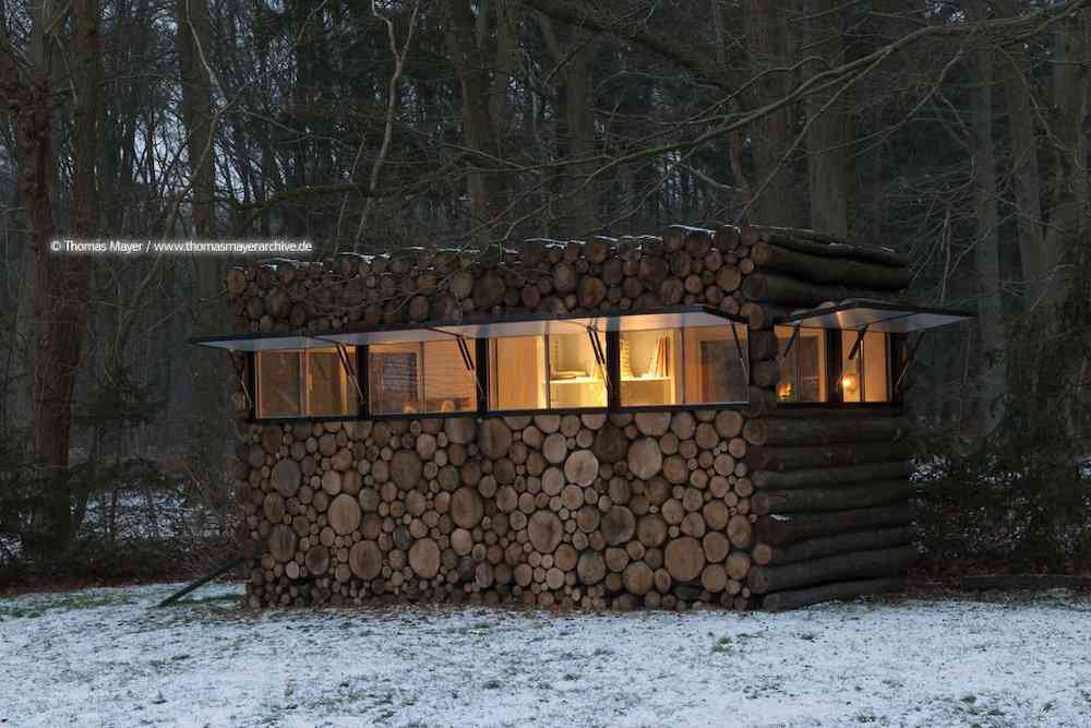 A l’intérieur de ce faux tas de bois ce cache un superbe studio design