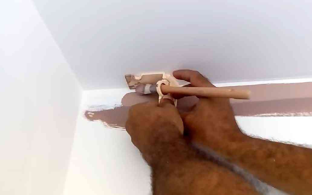 Un peintre Narbonnais invente un accessoire pour peindre sans déborder !