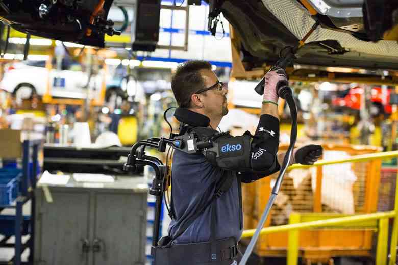 Eksovest, l'exosquelette qui réduit la pénibilité des salariés sur les chaînes de production