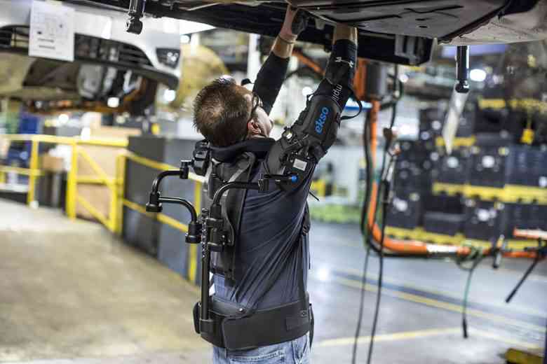 Eksovest, l'exosquelette qui réduit la pénibilité des salariés sur les chaînes de production