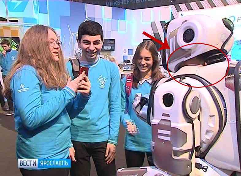 Dans ce robot russe ultra-perfectionné, se dissimulait un homme dans un costume...