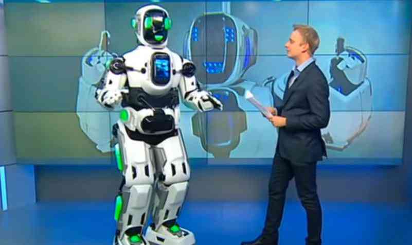 Dans ce robot russe ultra-perfectionné, se dissimulait un homme dans un costume...