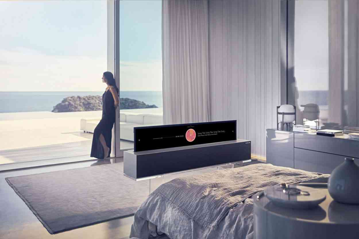 Cette barre de son dissimule un téléviseur LG enroulable de 165cm (4K)