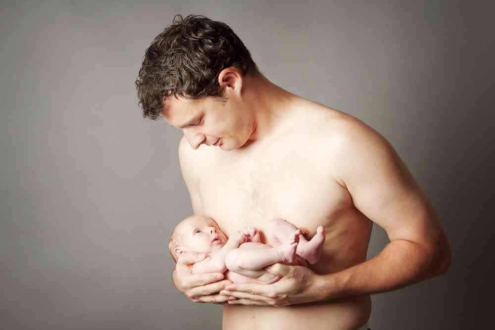 Elle invente un kit d'allaitement pour que les papas puissent allaiter leur bébé
