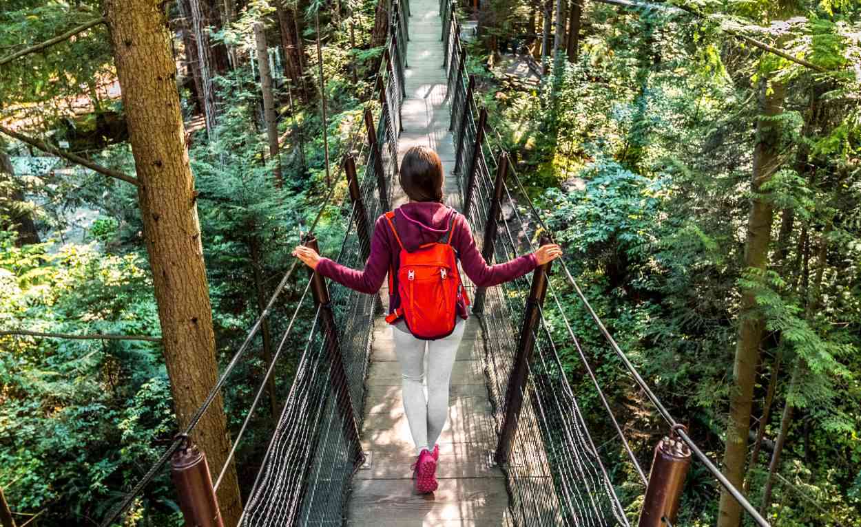 Femme marchant sur un pont suspendu