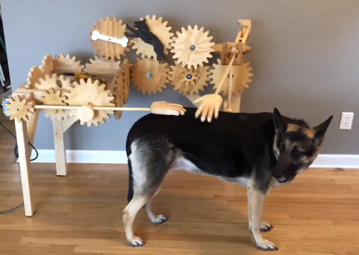 Une étonnante machine en bois qui caresse votre chien à votre place