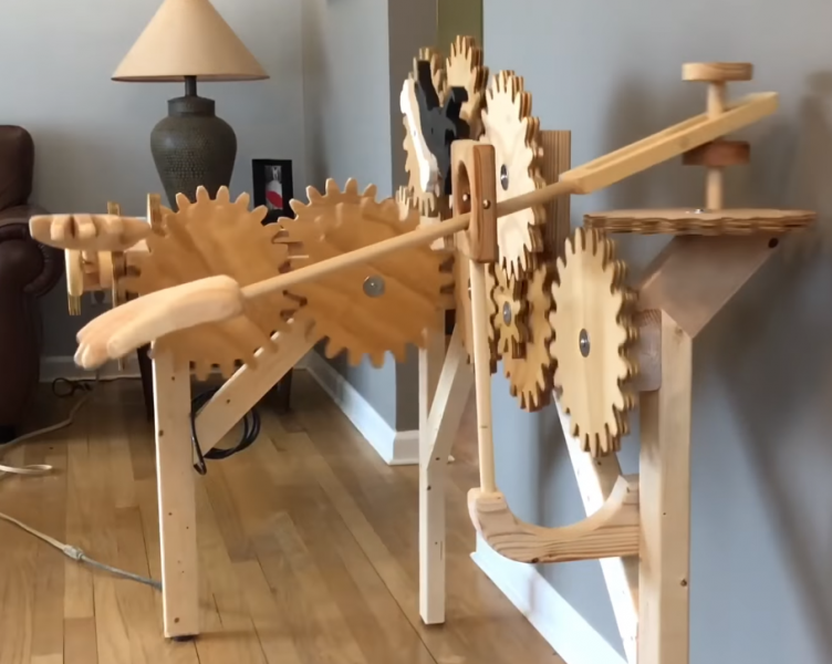 Une étonnante machine en bois qui caresse votre chien à votre place