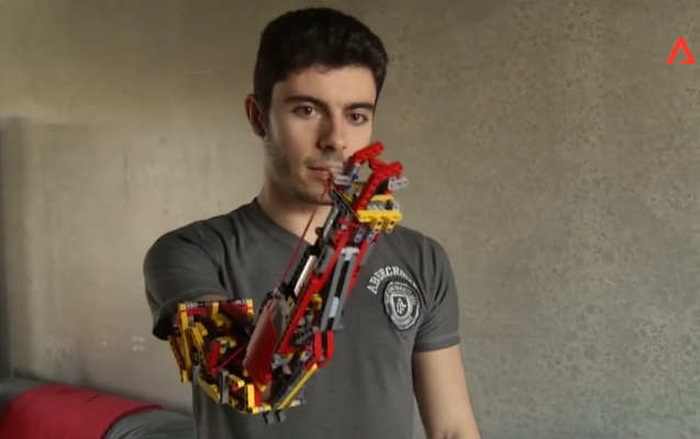 Cet étudiant espagnol se construit lui-même ses prothèses de bras en LEGO