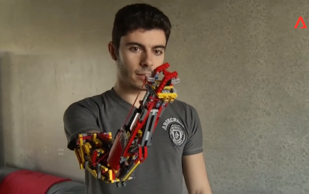 Cet étudiant espagnol se construit lui-même ses prothèses de bras en LEGO